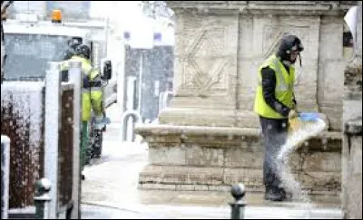 En période hivernale, comment une diététicienne se débarrasse-t-elle de la neige qui encombre son allée ?