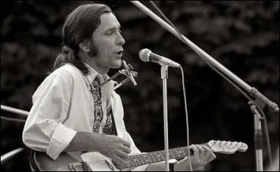 Qui est ce chanteur français, auteur-compositeur et interprète du titre ''Natacha'' ?