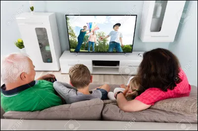 Elle finit sa journée dans la joie et la bonne humeur. Le soir, ses parents veulent regarder un film avec elle, et ils lui demandent ce qu'elle veut regarder. Que regarderais-tu si tu étais à sa place ?