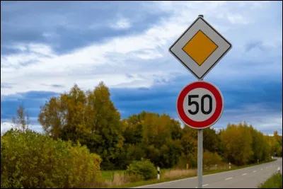 Combien de côtés présente le panneau de signalisation "Stop" ?