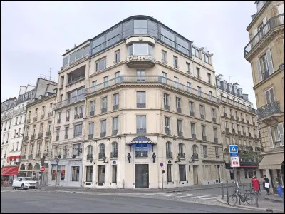 Quel ustensile de table est apparu pour la première fois en public au restaurant parisien "La Tour d'Argent" ?