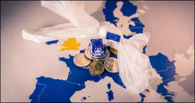 Quel État d'Europe a introduit une taxe sur les sacs plastiques en 2002 ?