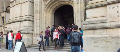 À quel âge l'école est-elle obligatoire en Grande-Bretagne ?