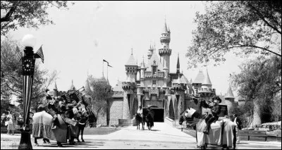 Dans quel État américain fut construit le premier parc Disney ?