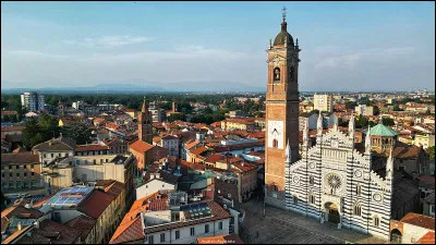Quelle est cette ville de 120 000 habitants, aujourd'hui située dans la métropole milanaise, ancienne capitale des rois lombards, connue pour sa cathédrale et surtout pour son circuit automobile ?