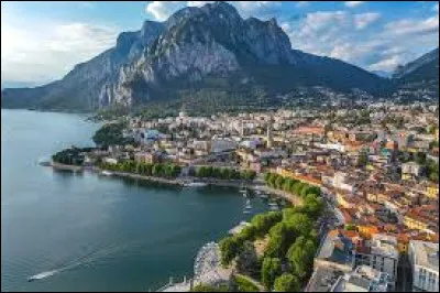 Quelle est cette ville de 45 000 habitants, située en bordure des Alpes, à l'extrémité d'une branche du lac de Côme au débouché de l'Adda ?