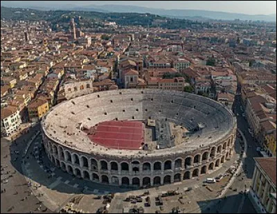 Quelle est cette ville de 250 000 habitants, traversée par l'Adige, connue pour ses vestiges romains et pour l'histoire de Roméo et Juliette ?