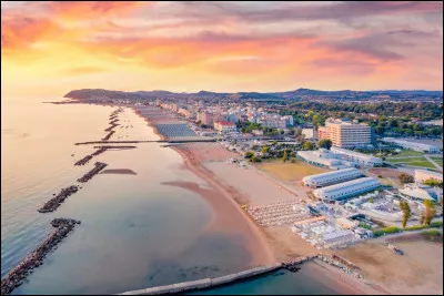 Quelle est cette ville de 150 000 habitants, grande station balnéaire sur l'Adriatique ?