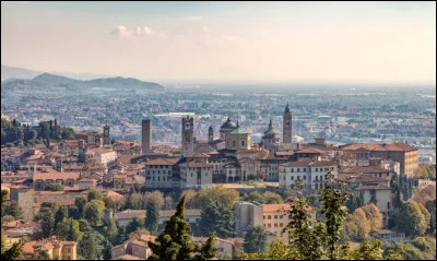 Quelle est cette ville lombarde de 120 000 habitants, connue pour sa "Città Alta" entourée par ses remparts vénitiens ?