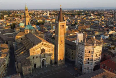 Quelle est cette ville de 195 000 habitants, située dans la partie occidentale de l'Émilie, entre les Apennins et la plaine du Pô, visitée par Stendhal et connue pour ses musiciens et ses théâtres ainsi que pour ses industries alimentaires ?