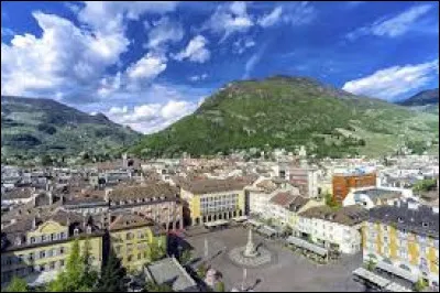 Quelle est cette ville de 100 000 habitants, située dans le Haut-Adige, autrichienne jusqu'en 1918 ?