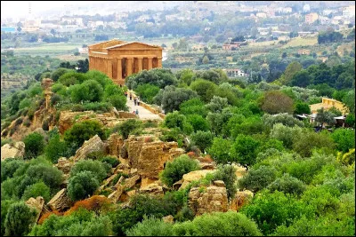 Quelle est cette ville sicilienne de 55 000 habitants, connue pour sa "vallée des temples" où l'on trouve d'importants vestiges de l'antiquité grecque ?