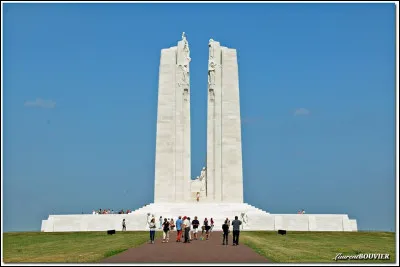 À quel pays la France a-t-elle donné un morceau de la ville de Vimy ?