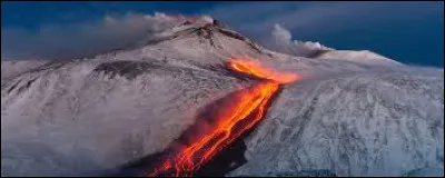 Au début des années 2010, combien de cratères retrouvait-on au sommet de l'Etna ?