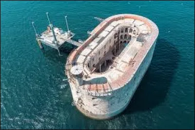 De quelle couleur est la combinaison du candidat dans l'épreuve de l'araignée ?