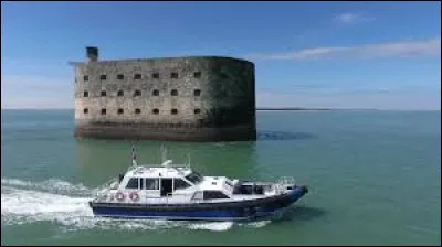 Dans l'épreuve de "haute tension", à combien de chocs électriques le candidat a-t-il droit avant d'être prisonnier ?