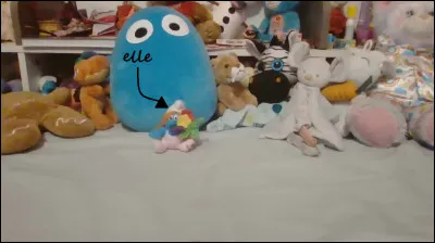 Qui est-ce ? (Celle désignée par la flèche.)