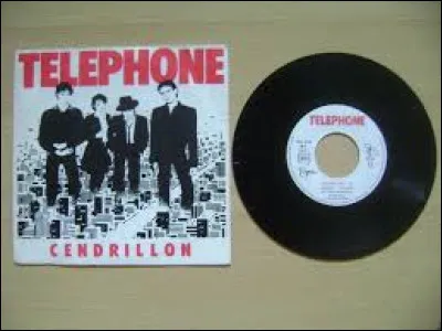 Dans la chanson de 1982 du groupe Téléphone, comment est Cendrillon pour ses vingt ans ?