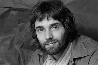 Qui est ce chanteur dont l'un des albums s'intitule ''Au pays des merveilles de Juliet'' ?