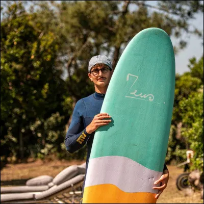 Comment appelle-t-on la manuvre où le surfeur saute au-dessus de la lèvre de la vague et retombe dessus ?