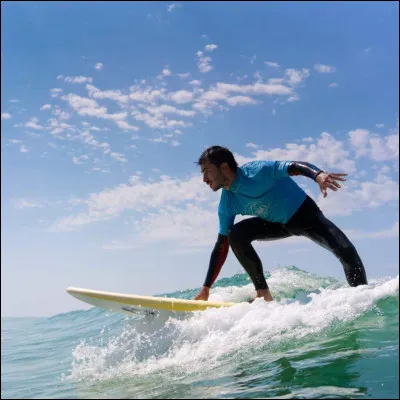 Quel accessoire est indispensable pour relier le surfeur à sa planche ?