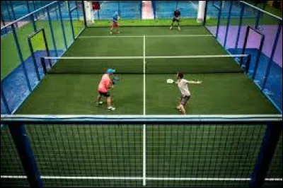 Quelle est la particularité de la raquette de padel ?