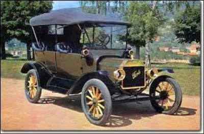 La voiture sur l'image est-elle une Ford T ou une Ford A ?