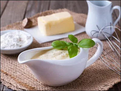 Quel ingrédient ne fait pas partie de la composition d'une béchamel ?