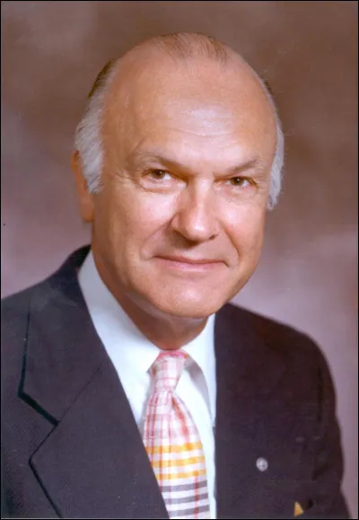 En 1942, le chercheur Harry Coover a inventé par accident une substance collante en voulant créer un plastique transparent pour armes. Quel produit mondialement connu est né de cette erreur ?