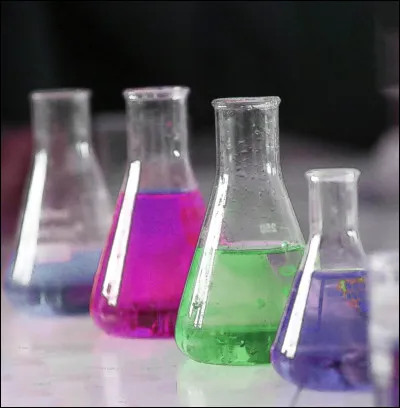 Quel objet du quotidien a été inventé par erreur par Richard Drew en 1925, alors quil voulait aider des carrossiers à peindre les voitures ?