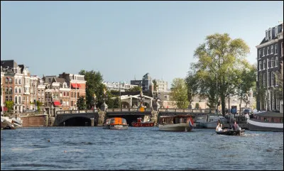 Quel est le nom de ce fleuve qui traverse Amsterdam ?