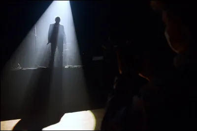 Quel chanteur est lauteur-compositeur et interprète du titre ''Petit nuage sur Amsterdam'' ?