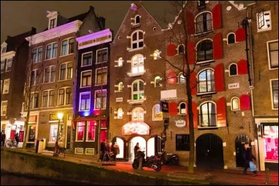 Quel est le nom de ce quartier d'Amsterdam symbolisé par la prostitution ?