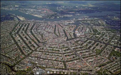 Amsterdam est la capitale des Pays-Bas.