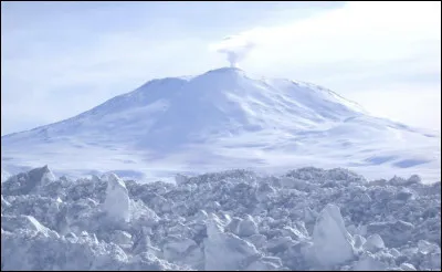 Où se situe le mont Erebus, qui est un volcan en activité ?