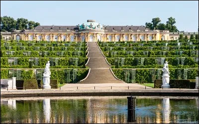 Le palais de Sanssouci était la résidence d'été de Frédéric II le Grand ; dans quelle ville est-il situé ?