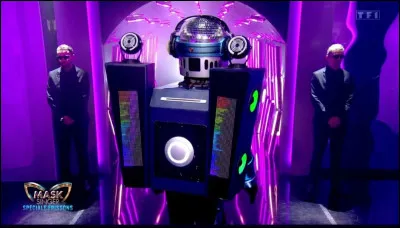 Malheureusement, le "DJ" n'acc&eacute;dera pas aux portes de la demi-finale, qui &eacute;tait derri&egrave;re son costume et a &eacute;t&eacute; d&eacute;masqu&eacute; le samedi 11 octobre 2025 ?