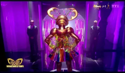 Malheureusement pour "le scarab&eacute;e", son aventure s'arr&ecirc;te &agrave; la demi-finale et il n'acc&eacute;dera pas aux portes de la finale de "Mask Singer". Qui &eacute;tait derri&egrave;re ce costume et a &eacute;t&eacute; d&eacute;masqu&eacute;e le vendredi 17 octobre 2025 ?