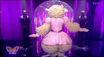 Malheureusement, "l'agneau" &eacute;tait le premier personnage &agrave; &ecirc;tre &eacute;limin&eacute; lors de la finale de ''Mask Singer''. Qui &eacute;tait derri&egrave;re ce costume qui a &eacute;t&eacute; le premier &agrave; &ecirc;tre d&eacute;masqu&eacute; le vendredi 24 octobre 2025 ?