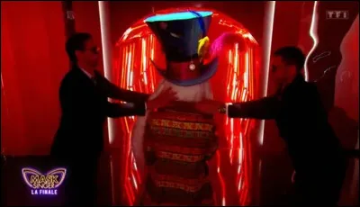 Et enfin, le grand gagnant enlevait son masque le vendredi 24 octobre 2025. Qui &eacute;tait derri&egrave;re le costume du "lapin" ?