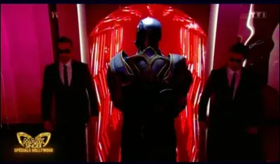 Qui &eacute;tait derri&egrave;re le costume du "gladiateur" et a &eacute;t&eacute; d&eacute;masqu&eacute; le vendredi 19 septembre 2025 ?