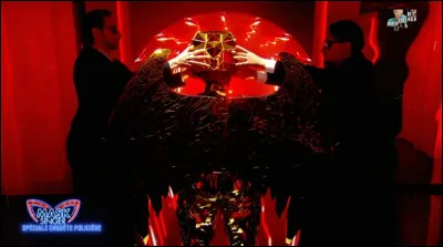 Une deuxi&egrave;me star internationale d&eacute;barque sur le plateau de "Mask Singer". Qui &eacute;tait derri&egrave;re le costume de "l'oiseau" et a &eacute;t&eacute; d&eacute;masqu&eacute; le vendredi 26 septembre 2025 ?