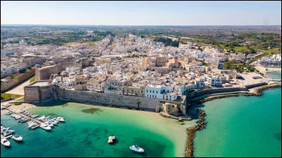 Quelle est cette petite ville de 5 800 habitants, située dans la région des Pouilles sur un emplacement stratégique au talon de la botte et qui a donné son nom au détroit séparant l'Italie de l'Albanie ?