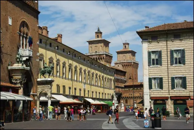 Quelle est cette ville de 130 000 habitants, située en Emilie-Romagne sur un bras du delta du Pô, connue pour le château d'Este ?