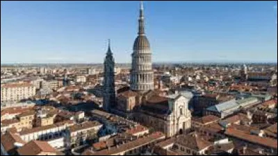 Quelle est cette ville de 100 000 habitants, située dans la plaine du Pô à la limite entre le Piémont et la Lombardie ?