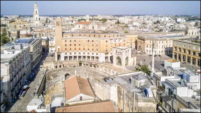 Quelle est cette ville de 95 000 habitants, située dans le sud des Pouilles, connue pour son architecture baroque ?