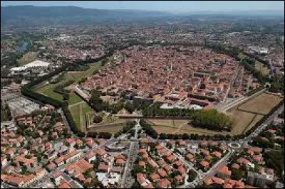 Quelle est cette ville de 90 000 habitants, située en Toscane, connue pour son patrimoine et ses fortifications du XVIe siècle ?