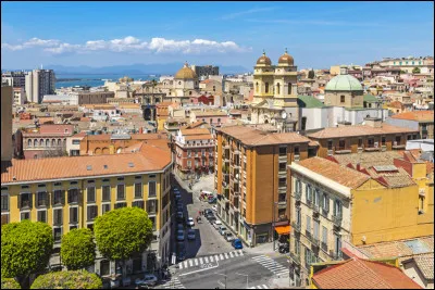 Quelle est cette ville de 150 000 habitants, capitale de la Sardaigne ?