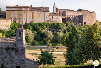 Quelle est cette ville de 65 000 habitants, située dans le nord du Latium entre les lacs de Bracciano et de Bolsena, ville de résidence des papes au Moyen-Âge ?