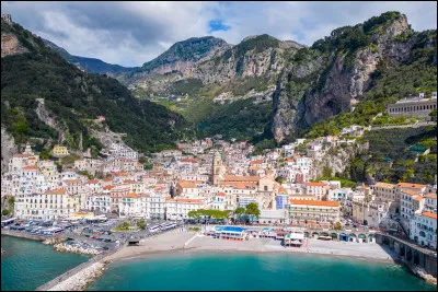 Quelle est cette petite ville de 4 700 habitants, située en Campanie sur le golfe de Salerne, centre d'une prospère république maritime au Moyen-Âge ?